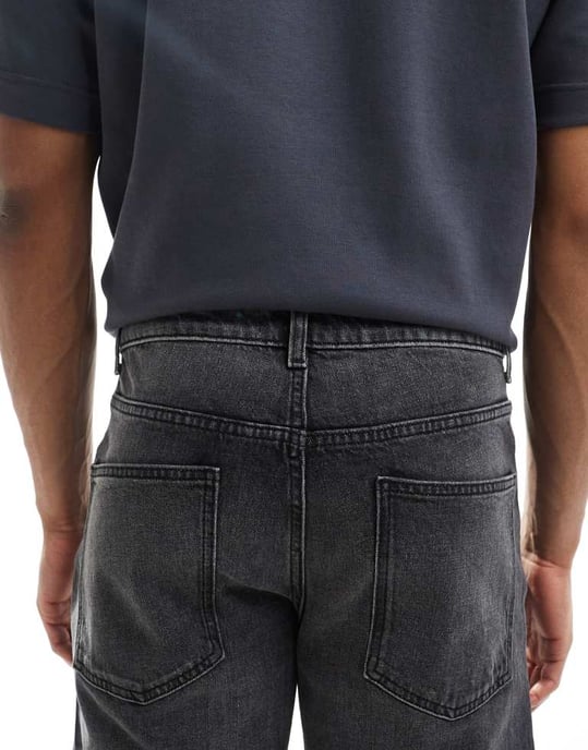 ASOS DESIGN tapered fit jeans i tvättad svart - Image 4