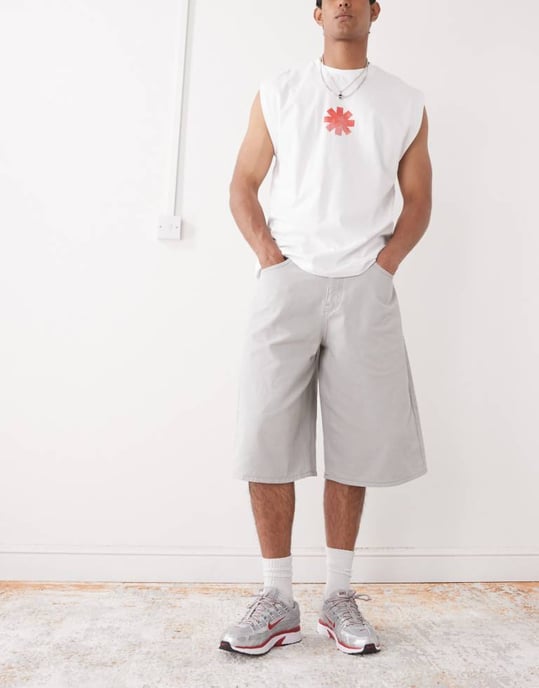 Återvunnen vintage oversized lång denimshorts i ljusgrått - Image 1