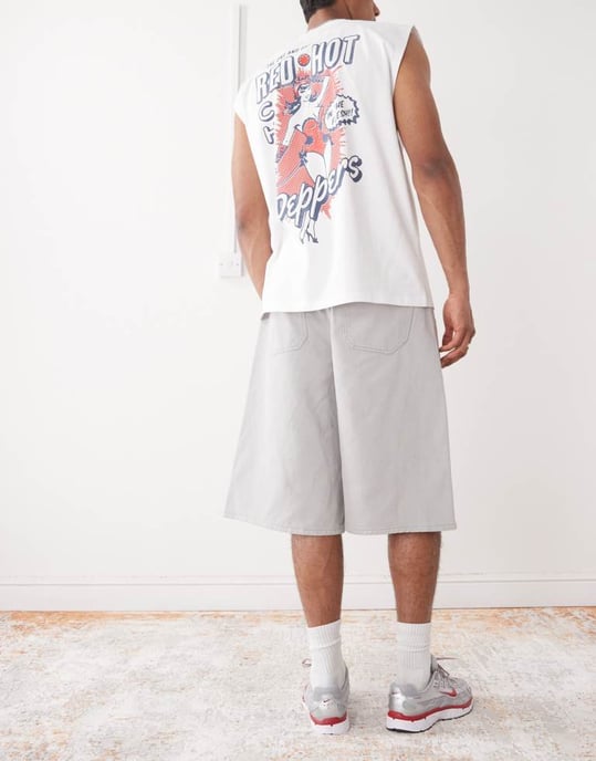 Återvunnen vintage oversized lång denimshorts i ljusgrått - Image 4