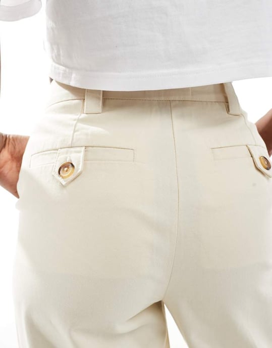 ASOS DESIGN tvättade tunnbyxor med flikdetalj i benvit - Image 4