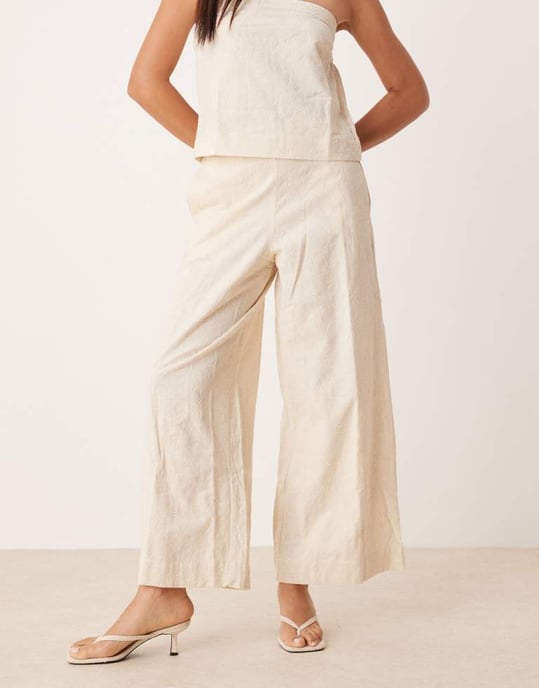 ASOS DESIGN broderad detaljerad koordinarad byxa i krämfärg - Image 2