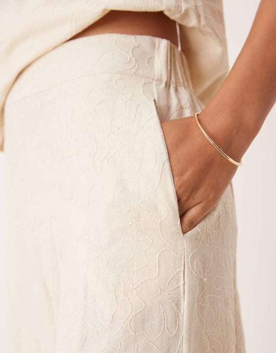 ASOS DESIGN broderad detaljerad koordinarad byxa i krämfärg - Image 4