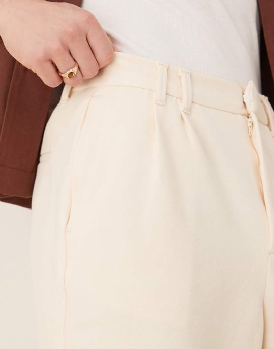 ASOS DESIGN ballongpassformbyxor med bältesöggla i ecru - Image 3