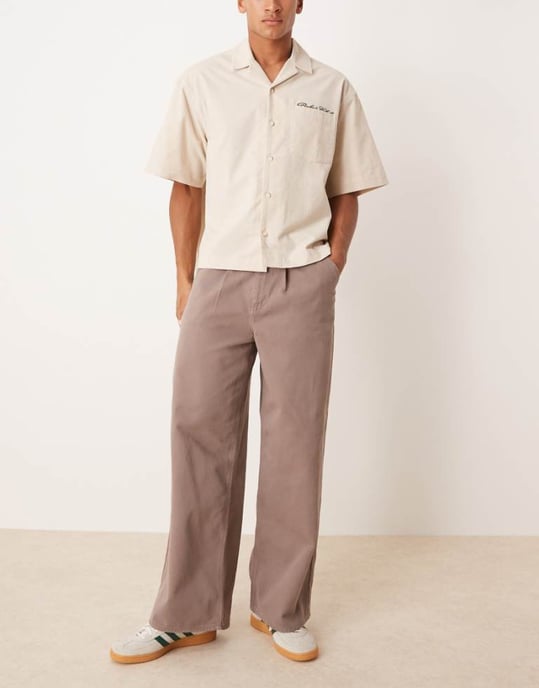 ASOS DESIGN lös plisserad byxa i brun - Image 1