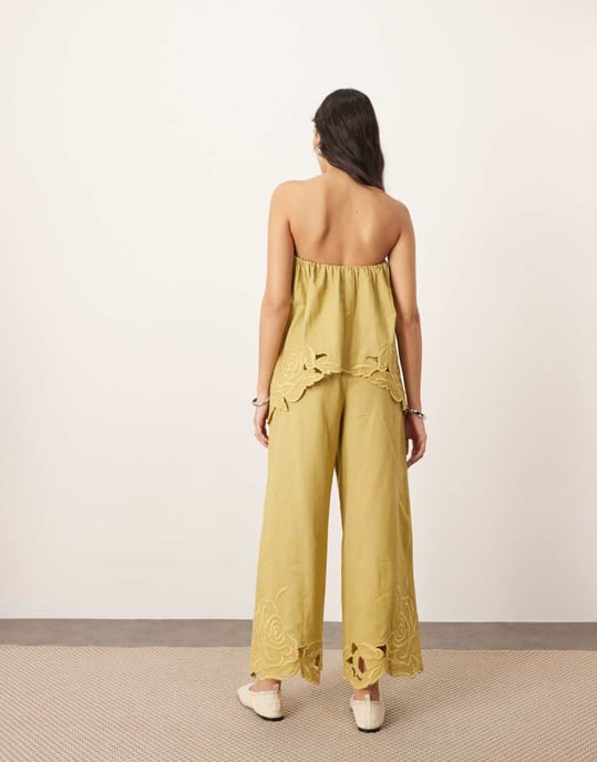 ARRANGE bomullsbroderad blommig cutwork byxdress i olivgrön - Image 3