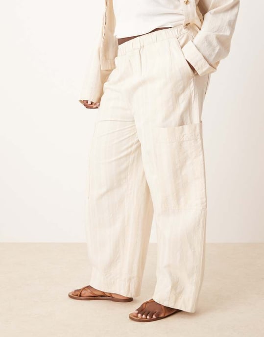 ASOS DESIGN Curve bomullsbyxor med barrelben och verktygsfickor i ecru randig co-ord - Image 2