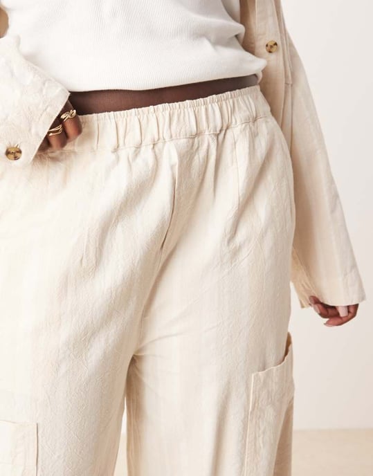 ASOS DESIGN Curve bomullsbyxor med barrelben och verktygsfickor i ecru randig co-ord - Image 3