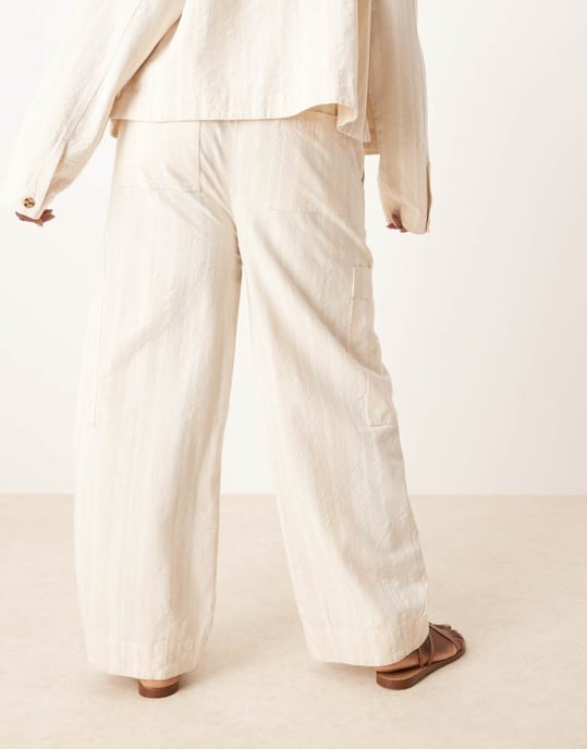 ASOS DESIGN Curve bomullsbyxor med barrelben och verktygsfickor i ecru randig co-ord - Image 4