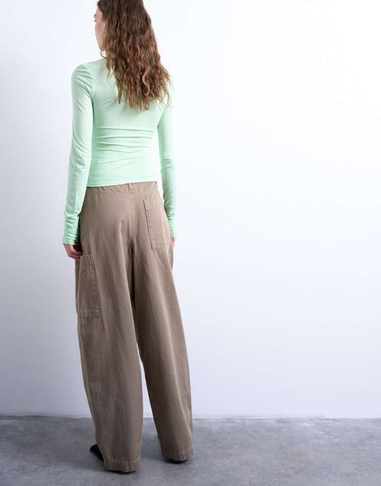 Topshop byxor med sömdetaljer och trompetben i svampfärg - Image 2