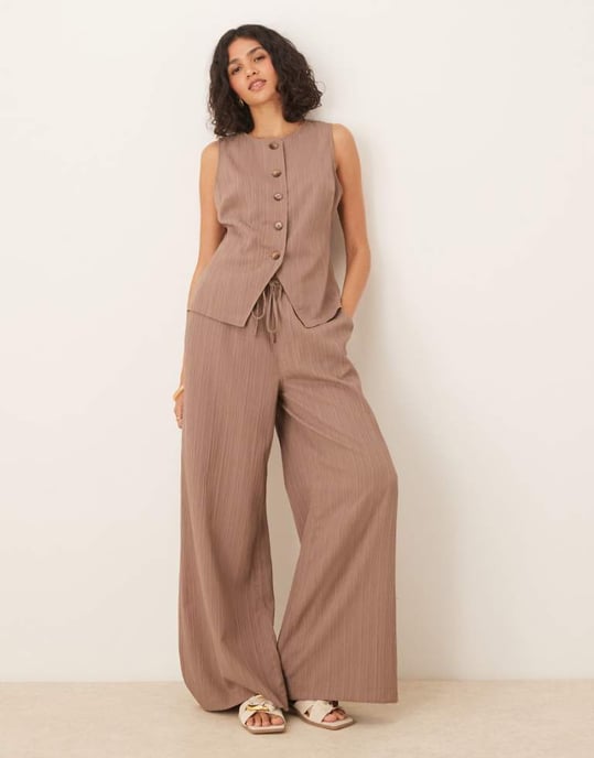 ASOS DESIGN crinklad palazzo-byxa set i taupe - Image 1