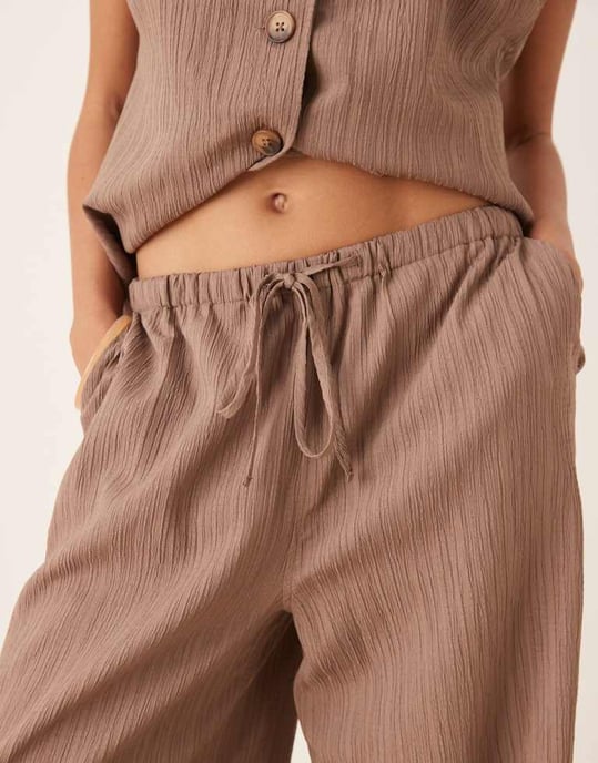 ASOS DESIGN crinklad palazzo-byxa set i taupe - Image 2