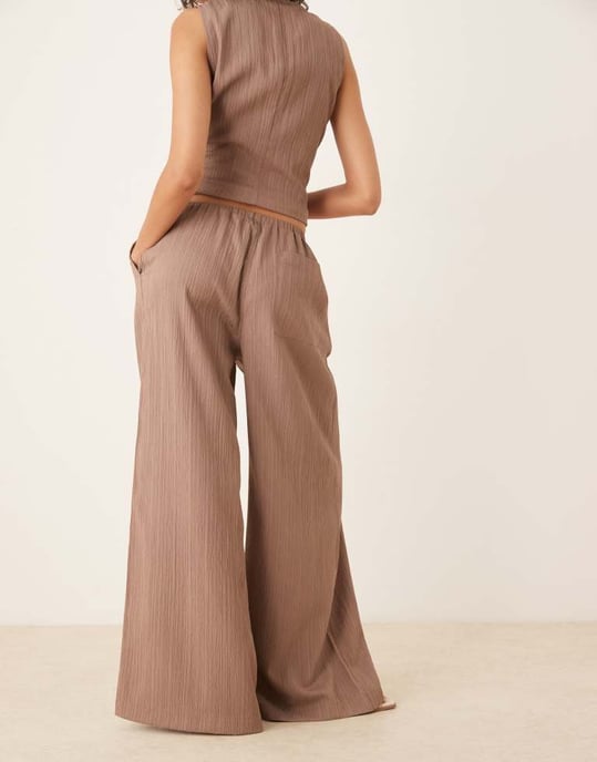 ASOS DESIGN crinklad palazzo-byxa set i taupe - Image 3
