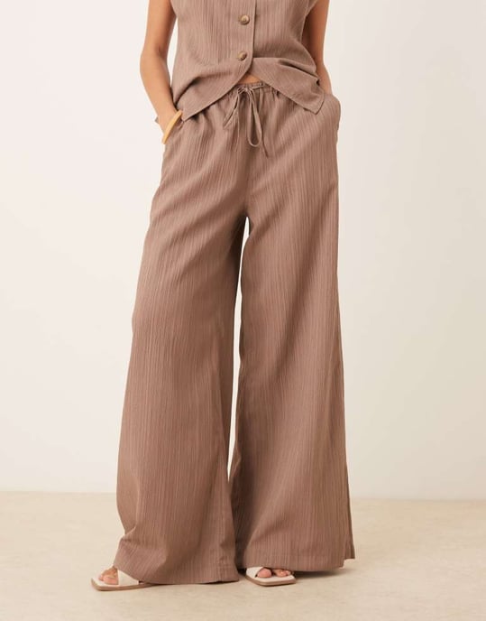ASOS DESIGN crinklad palazzo-byxa set i taupe - Image 4