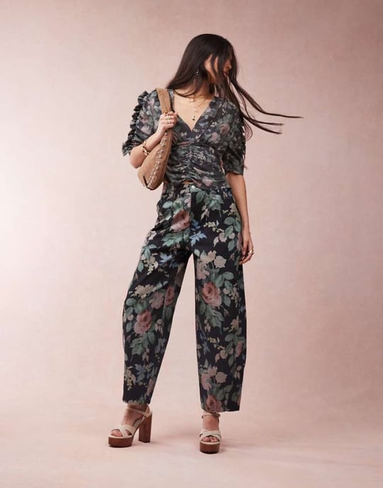 ASOS DESIGN byxor med tunn nederdel i svart blommönster - Image 1