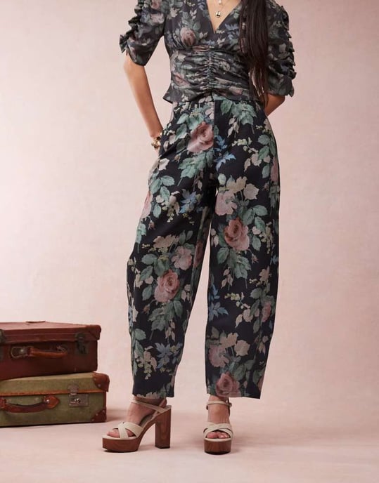 ASOS DESIGN byxor med tunn nederdel i svart blommönster - Image 4