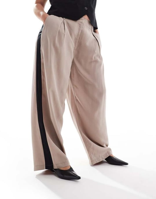 ASOS DESIGN Curve byxdress med veckdetalj och kontrasterande panel i mocha - Image 2