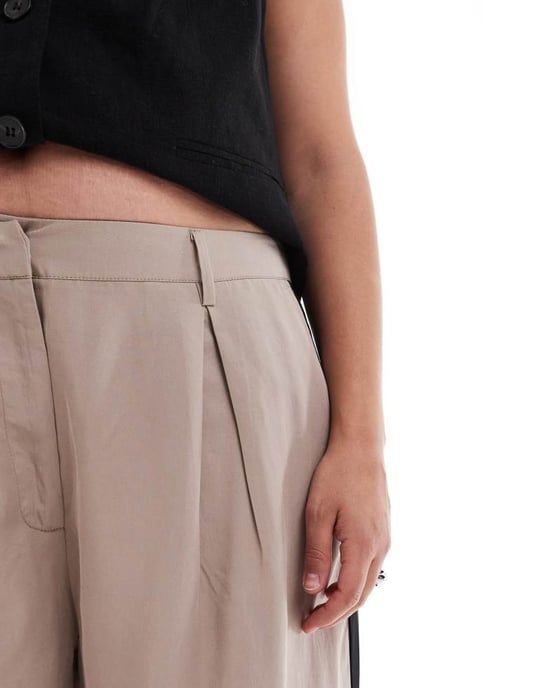 ASOS DESIGN Curve byxdress med veckdetalj och kontrasterande panel i mocha - Image 4