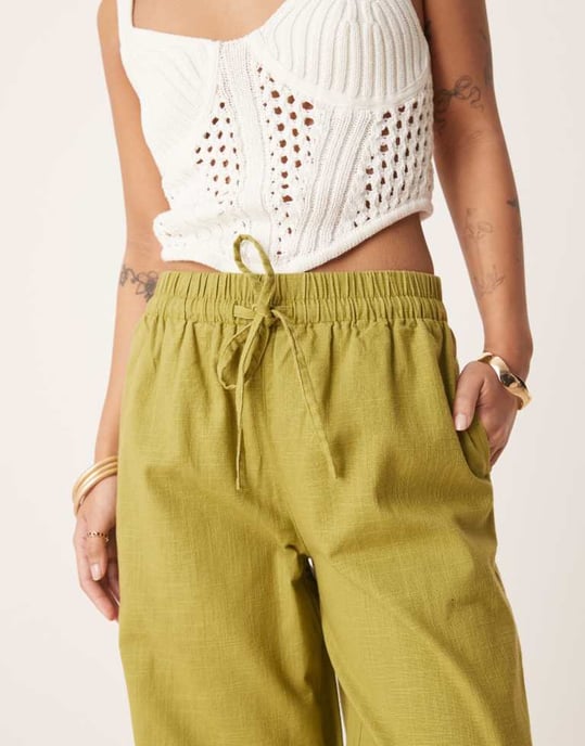 ASOS DESIGN Petite linneutseende byxor med resår i olivgrön - Image 2