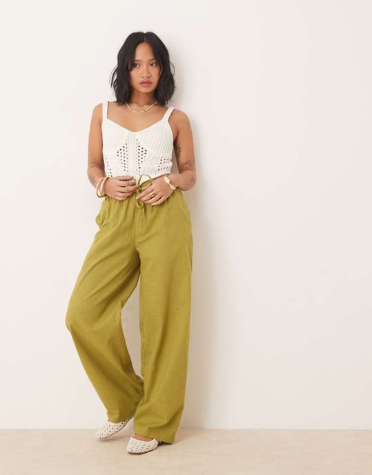 ASOS DESIGN Petite linneutseende byxor med resår i olivgrön - Image 4