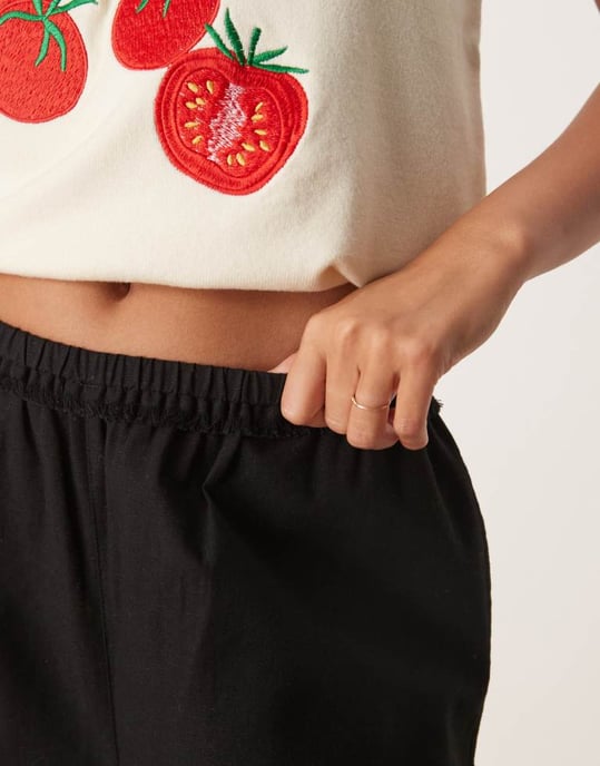 ASOS DESIGN linneblandning dra-på-barrelbyxor med rå sömdetalj i svart - Image 3