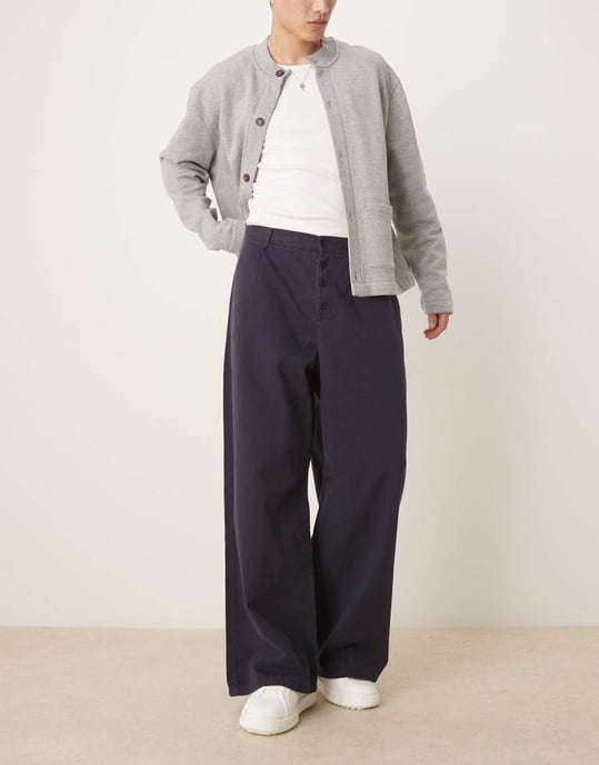 ASOS DESIGN hästsko twillbyxor med veck i marinblå - Image 2