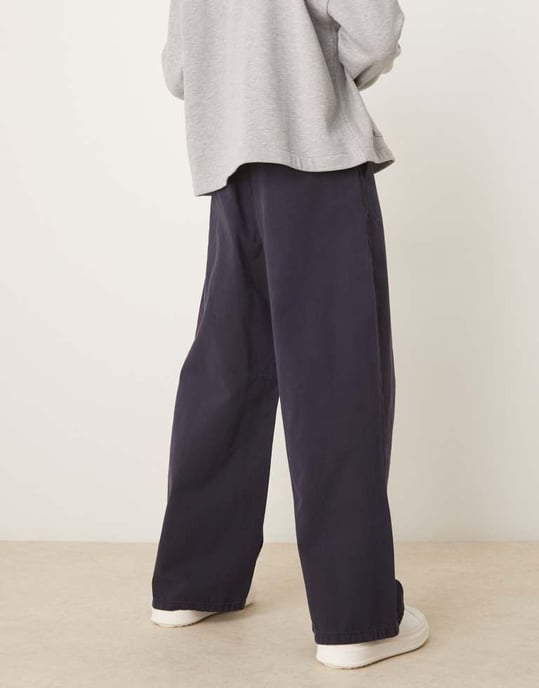 ASOS DESIGN hästsko twillbyxor med veck i marinblå - Image 3
