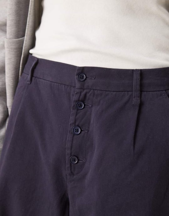 ASOS DESIGN hästsko twillbyxor med veck i marinblå - Image 4