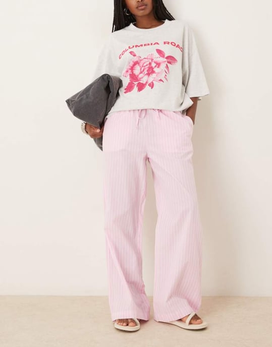 Gina Tricot bomullspoplin avslappnade byxor i rosa rand - Image 1