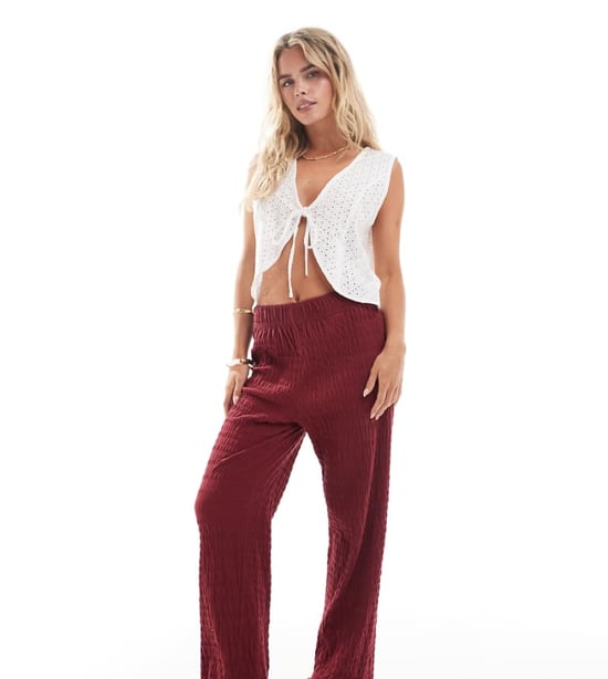 Bara Petite avslappnade passform smockade byxor i burgundy - Image 1