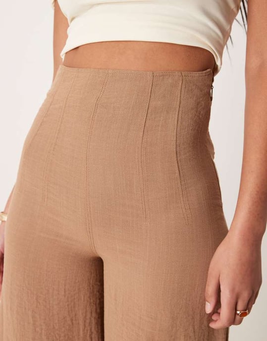 ASOS DESIGN Lång crinklad linneblandning högmidjad korsettbyxa i taupe - Image 4