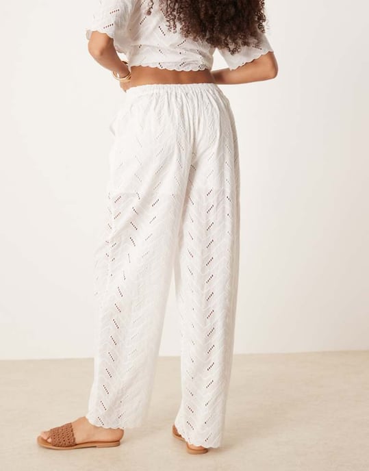 ASOS DESIGN avslappnade byxor i vit geo broderi-set - Image 2