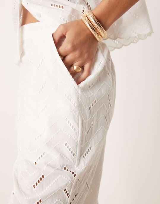 ASOS DESIGN avslappnade byxor i vit geo broderi-set - Image 3