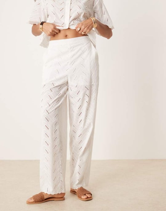 ASOS DESIGN avslappnade byxor i vit geo broderi-set - Image 4