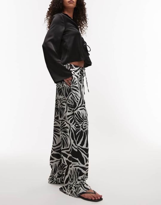 Topshop mono abstrakt skalskrift satin drawcord byxor i grått - Image 2