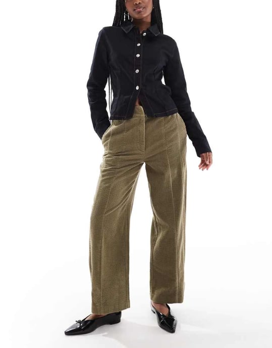 ASOS DESIGN cordbyxa med söm- och flikdetaljer i khaki - Image 2