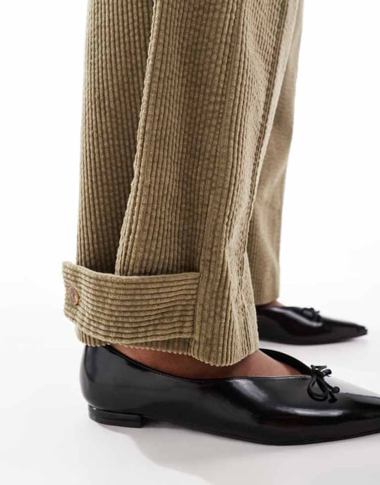 ASOS DESIGN cordbyxa med söm- och flikdetaljer i khaki - Image 3