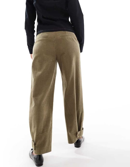 ASOS DESIGN cordbyxa med söm- och flikdetaljer i khaki - Image 4