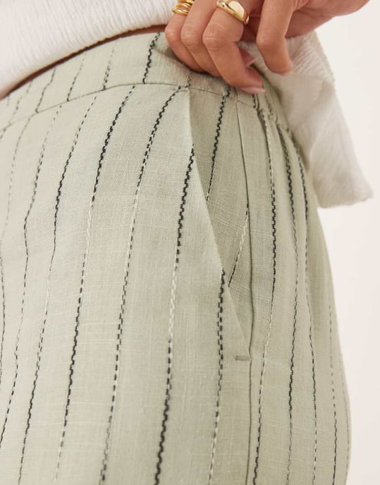 ASOS DESIGN avslappnade raka byxor i linne med sage-slingrande rand - Image 2