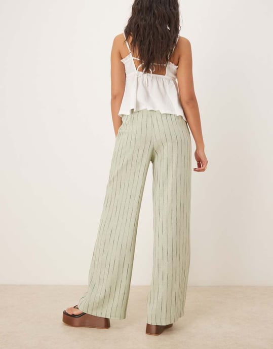 ASOS DESIGN avslappnade raka byxor i linne med sage-slingrande rand - Image 4