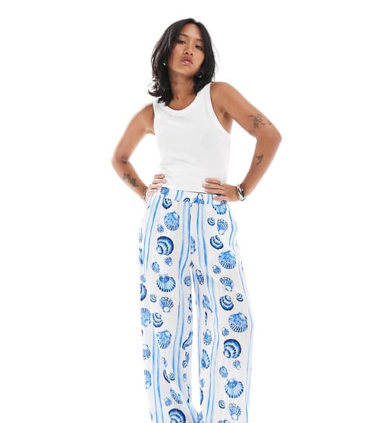 Vero Moda Petite raka byxor i blå snäcktryck - Image 1