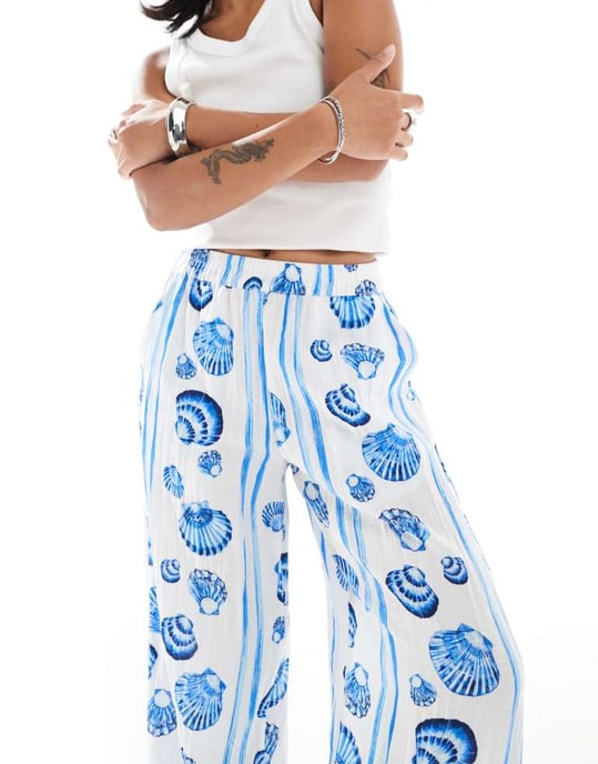 Vero Moda Petite raka byxor i blå snäcktryck - Image 2