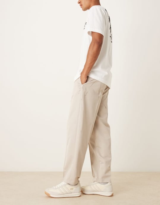 ASOS DESIGN raka byxor med elasticitet i midjan och veck i stens färg - Image 3