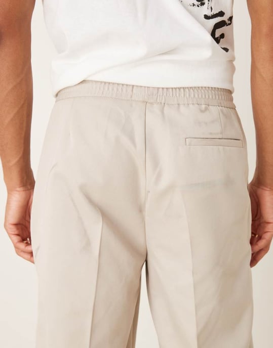 ASOS DESIGN raka byxor med elasticitet i midjan och veck i stens färg - Image 4