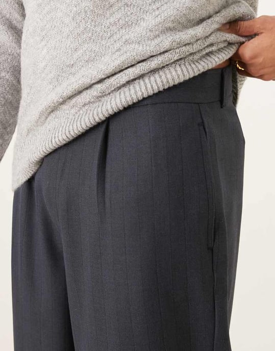 ASOS DESIGN oversized tapered smartbyxor i marinrand med uppvikt fåll - Image 2