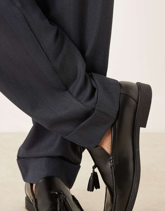 ASOS DESIGN oversized tapered smartbyxor i marinrand med uppvikt fåll - Image 4