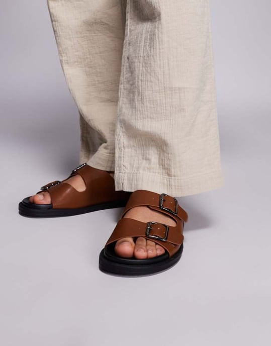 ASOS DESIGN tvåremmade sandaler i brunt - Image 1