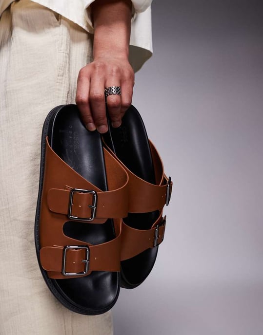 ASOS DESIGN tvåremmade sandaler i brunt - Image 2