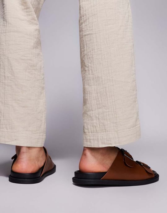 ASOS DESIGN tvåremmade sandaler i brunt - Image 4