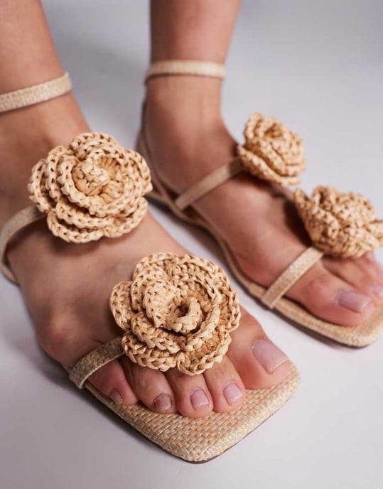 Simmi London Johanna raffia-sandaler med blommadetalj i naturfärg - Image 3