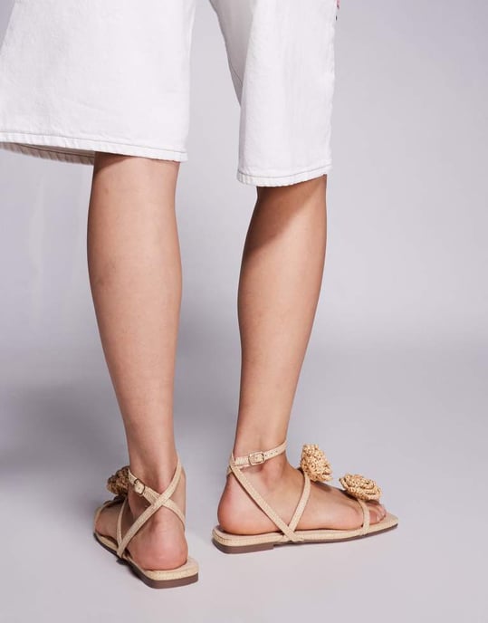Simmi London Johanna raffia-sandaler med blommadetalj i naturfärg - Image 4